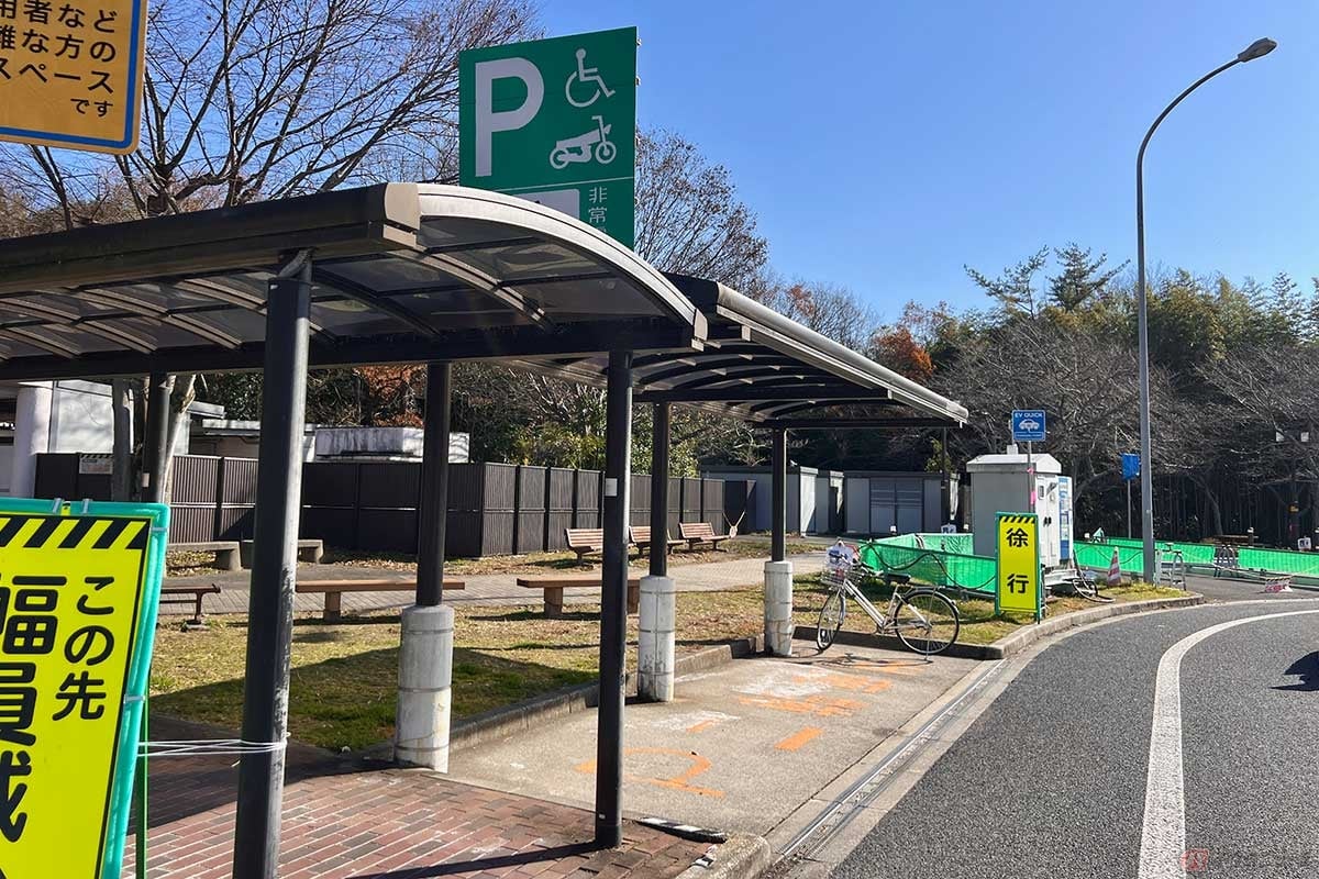 工事関係者の物と思われる自転車が駐輪していたが、屋根が設置された2輪専用の駐車スペースも確保されていた。サービスエリアにしては控えめな印象
