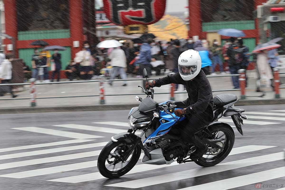 雨天時に走行すると雨粒や水滴がかなりの勢いで当たるので、「IPX5」や「IPX6」の噴流水に対する性能が重要になる