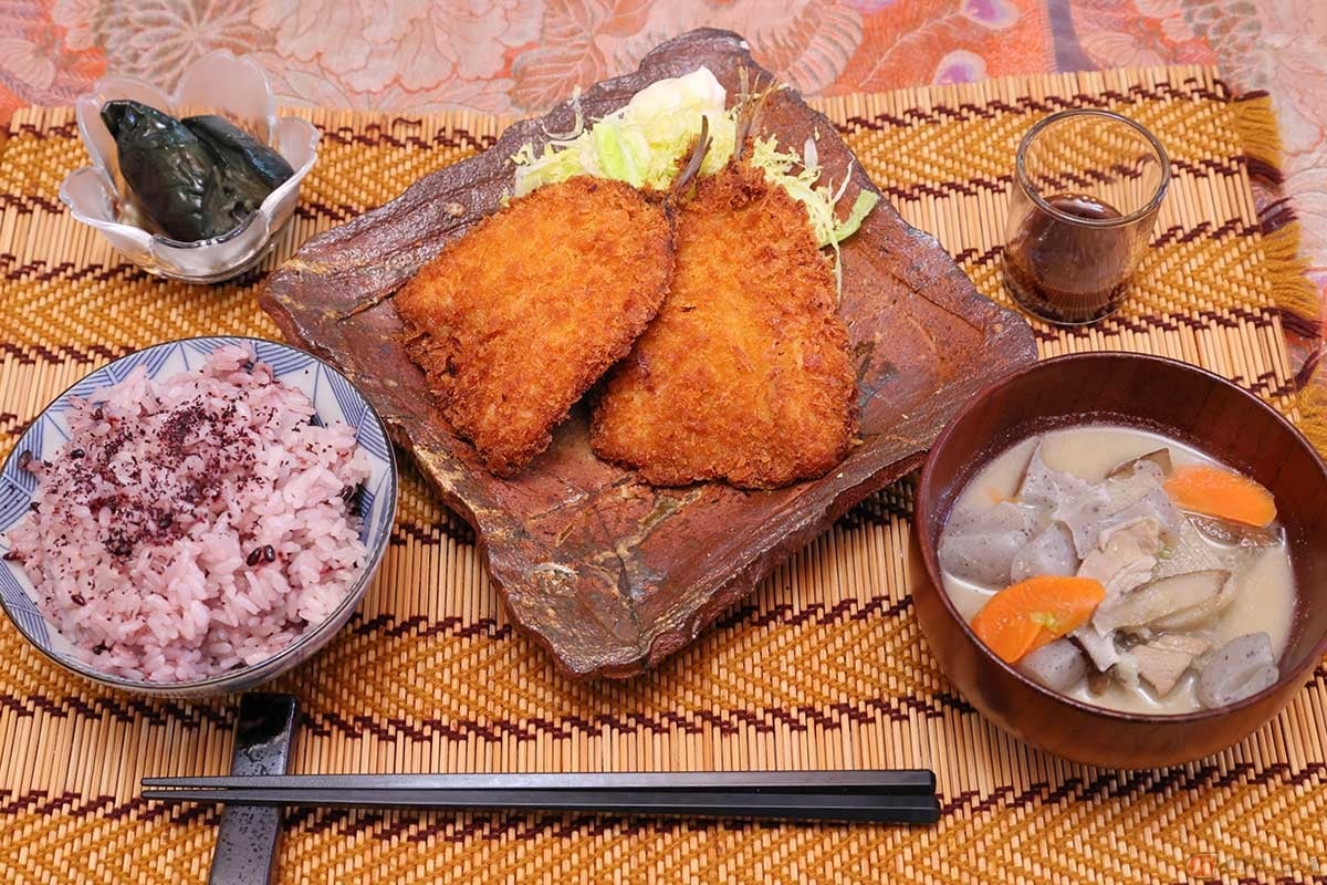 「武士食堂 彩り」の「アジフライ定食セット」は、アジフライに小鉢、黒米のご飯に味噌汁という布陣