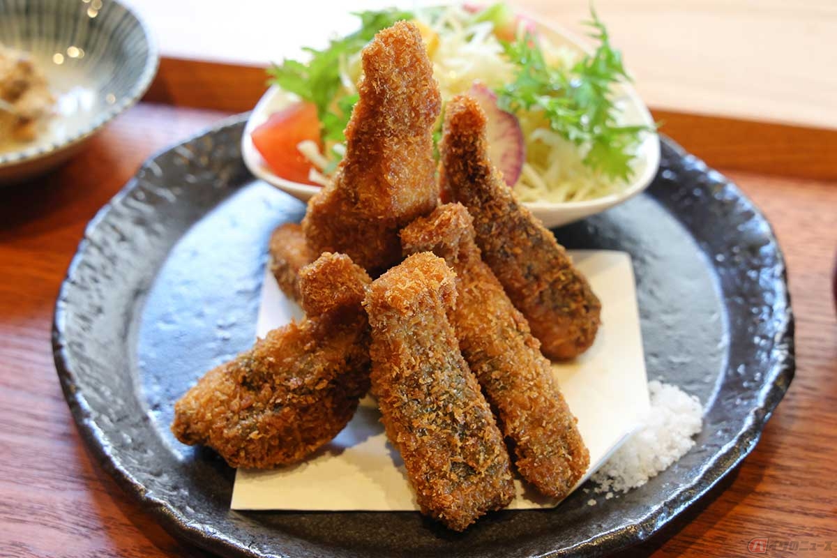 「醤食堂（ひしおしょくどう）」の「アジフライ」は、ひと口大に切ったアジを揚げている。鯵の旨味を楽しめる