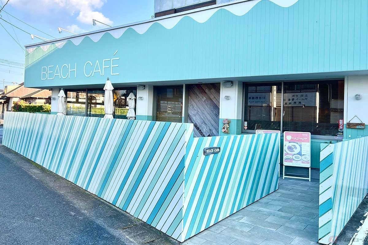 ランチは鴨川の国道128沿いにあるカフェ、海辺のビーチハウスのような外観の「BEACH CAFE」を訪れました