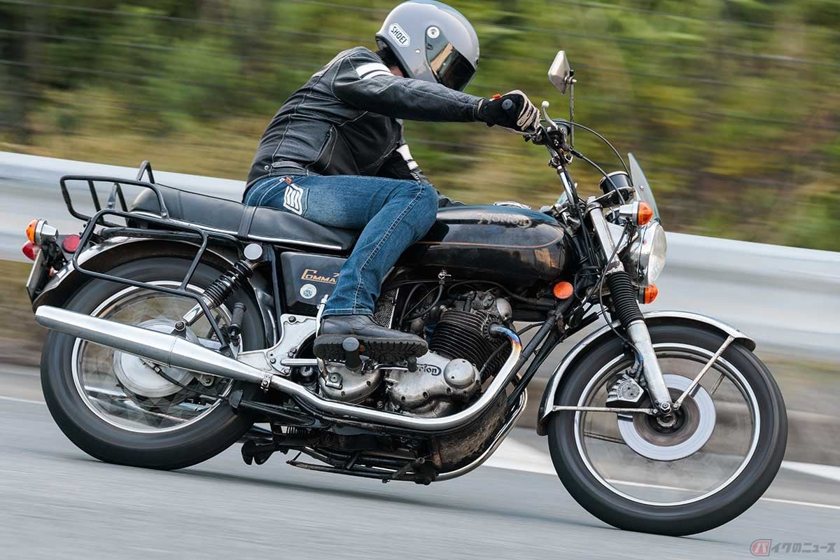 徹底的な整備と改善が施された、1973年型のNorton「Commando 750 Interstate」に試乗する筆者(中村友彦)