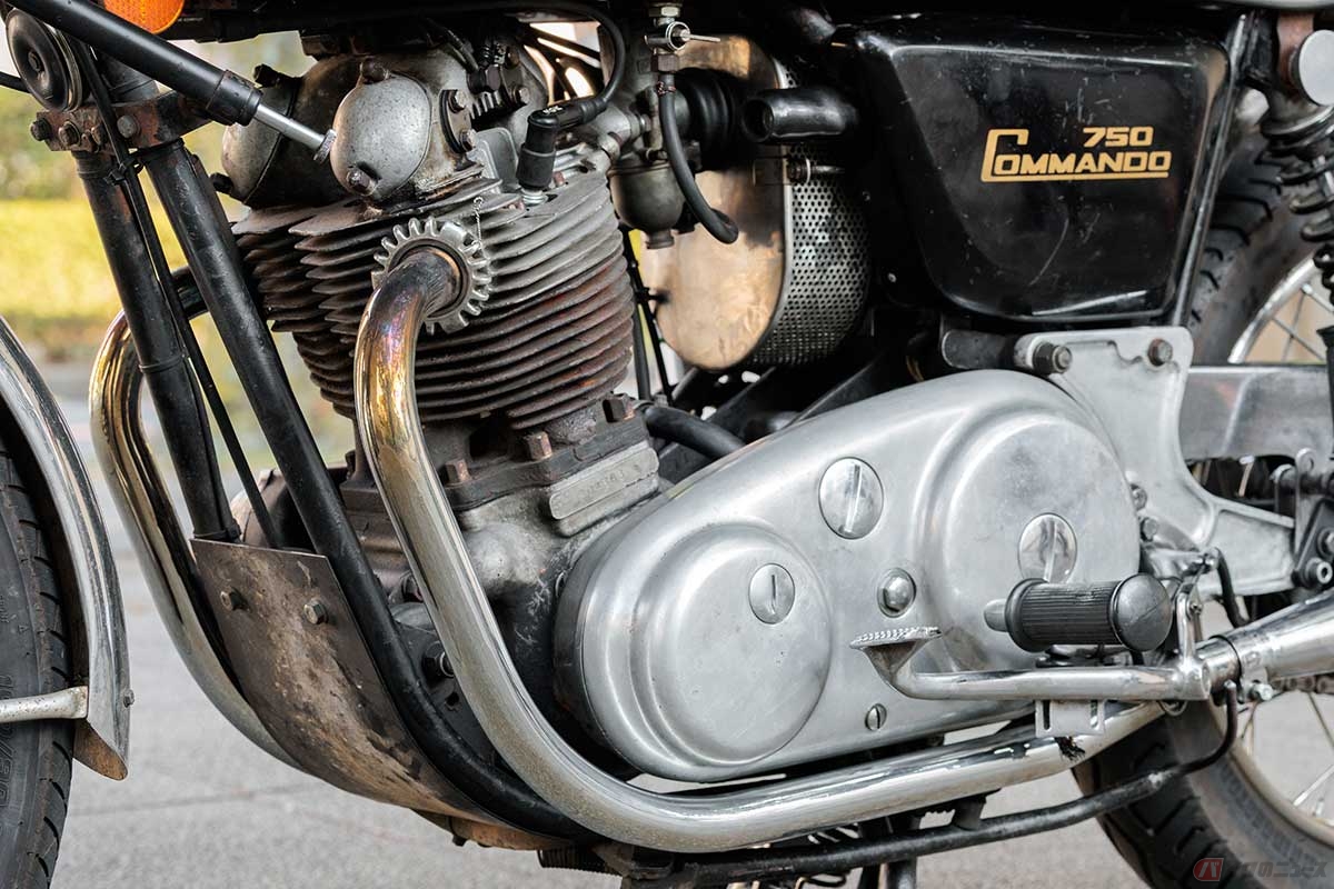 シリンダーが前傾したOHV2バルブパラレルツインエンジンは、1949年に登場した「モデル7・ドミネーター」の大幅発展型。柴崎さんの愛車のエンジンはレースを視野に入れた「コンバット」仕様だが、扱いやすさを意識してシリンダー下部に圧縮比を下げるコンプレッションプレートを追加