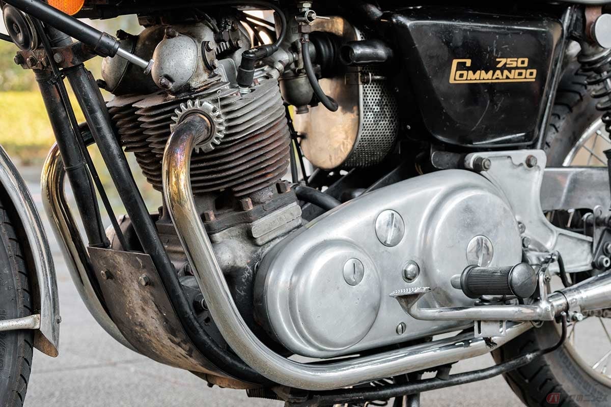 シリンダーが前傾したOHV2バルブパラレルツインエンジンは、1949年に登場した「モデル7・ドミネーター」の大幅発展型。柴崎さんの愛車のエンジンはレースを視野に入れた「コンバット」仕様だが、扱いやすさを意識してシリンダー下部に圧縮比を下げるコンプレッションプレートを追加