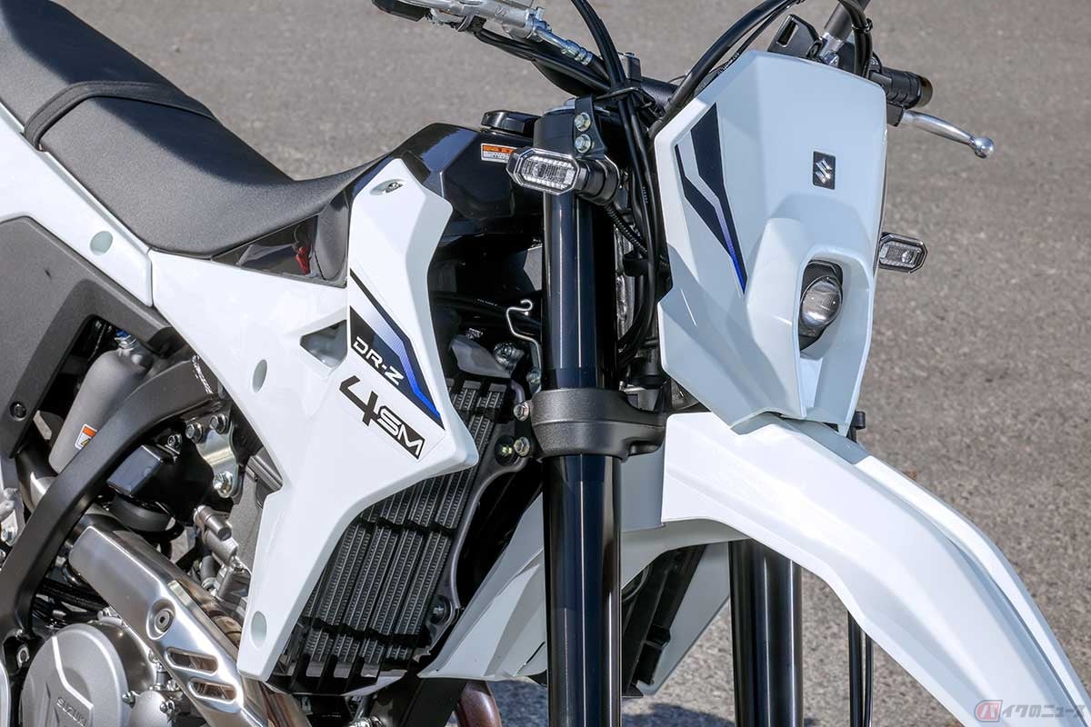スーパーモトスタイルのスズキ新型「DR-Z4SM」は、デュアルパーパスモデル「DR-Z4S」とともに、2025年10月8日より発売となった