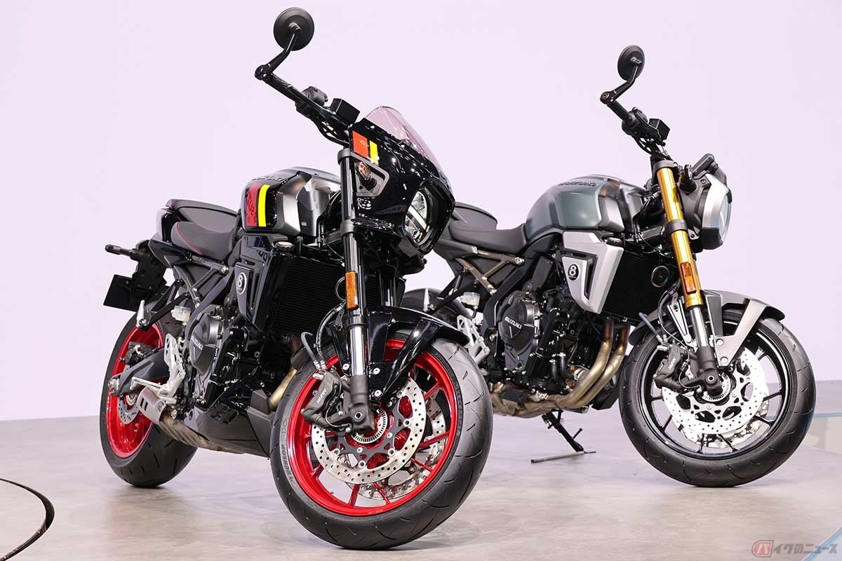 スズキの新型ネオレトロモデル「GSX-8TT」（手前）と「GSX-8T」（奥）