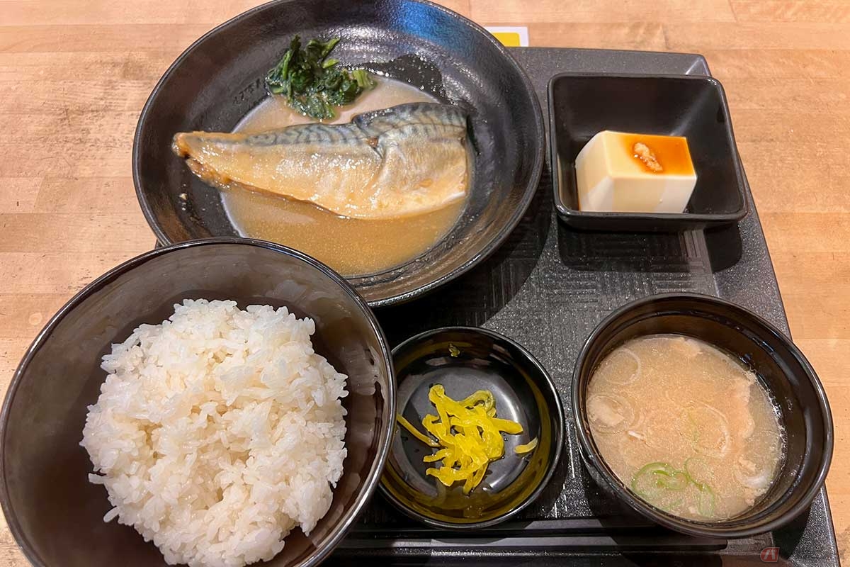首都高「市川PA」で、いかにも定食らしい「さばの味噌煮定食」（1200円）を実食。その名の通り「さばの味噌煮」をメインに、冷奴と少量の漬物、ご飯と味噌汁という布陣