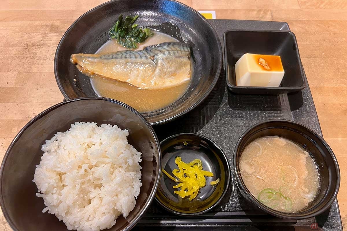 首都高「市川PA」で、いかにも定食らしい「さばの味噌煮定食」(1200円)を実食。その名の通り「さばの味噌煮」をメインに、冷奴と少量の漬物、ご飯と味噌汁という布陣