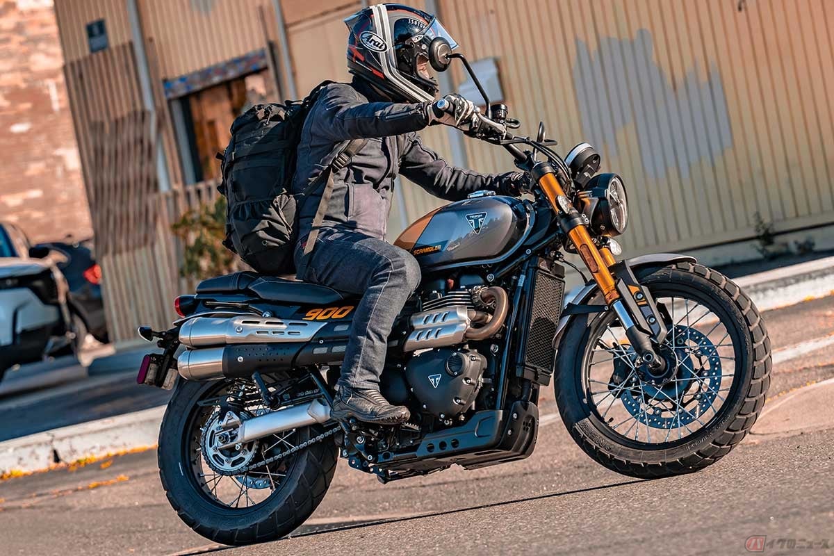 トライアンフ新型「SCRAMBLER 900」(2026年モデル)に試乗する筆者(小川勤)。全てのシチュエーションでリラックして走ることができます