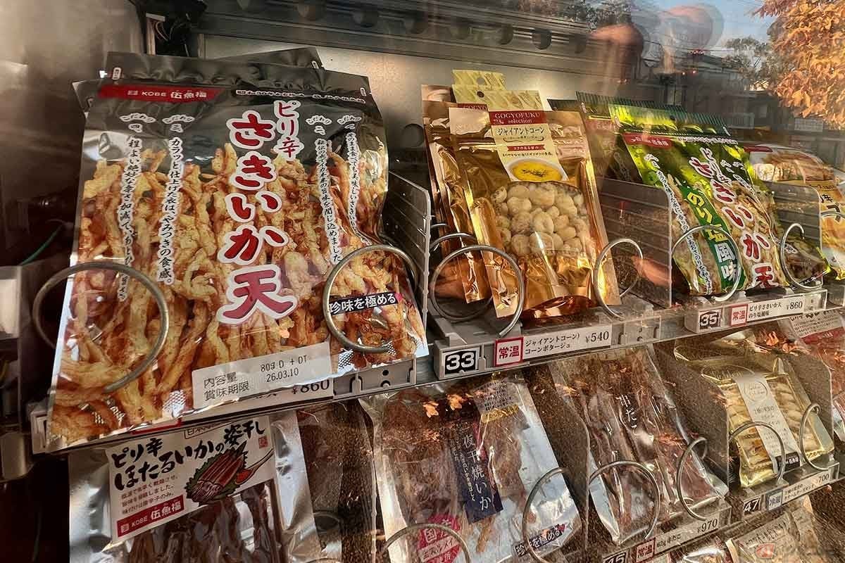 朝日が反射して見えづらいが、鮭とばやスモークチーズ、ナッツ系、さきいか天など、いろいろな種類の商品が販売されていた