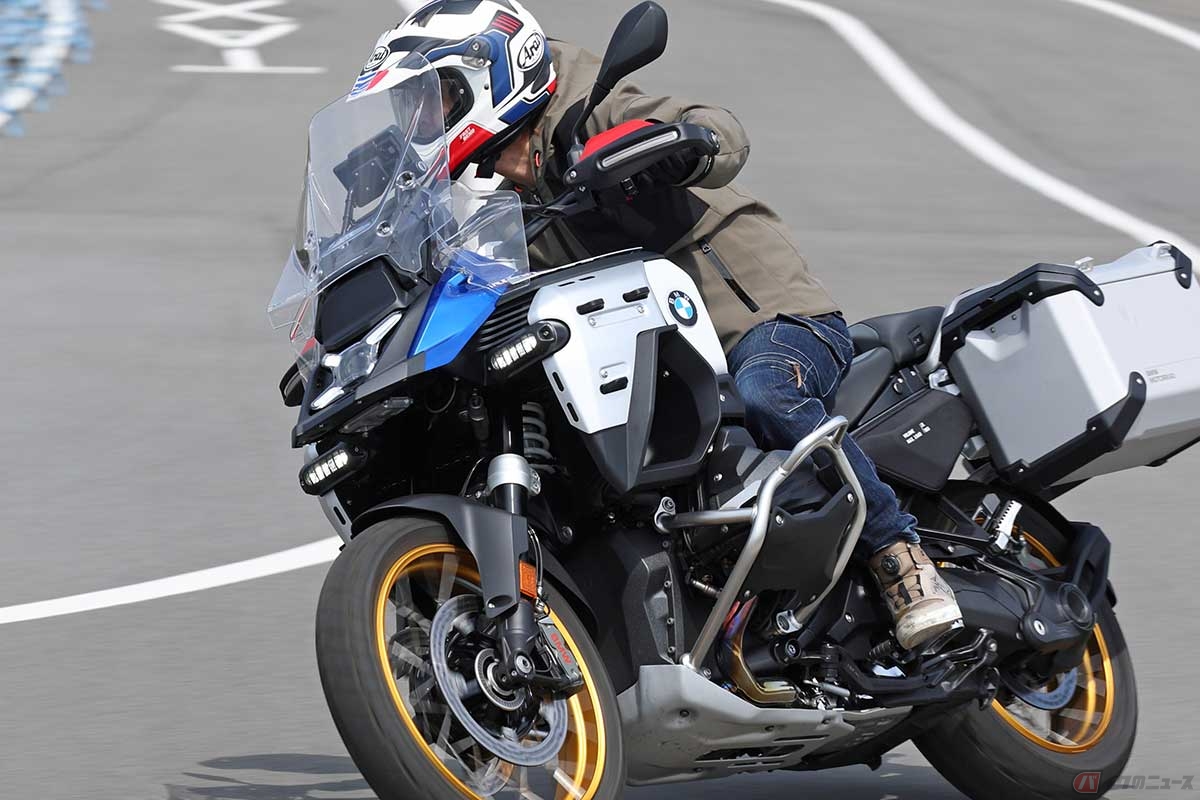 BMW Motorrad「R 1300 GS Adventure」ツーリングASA仕様に試乗する筆者(青木タカオ)