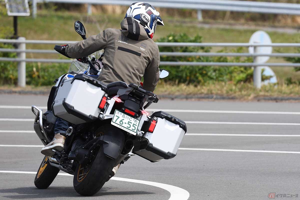 BMW Motorrad「R 1300 GS Adventure」ツーリングASA仕様に試乗する筆者(青木タカオ)。ASAのおかげで低速旋回も不安無し