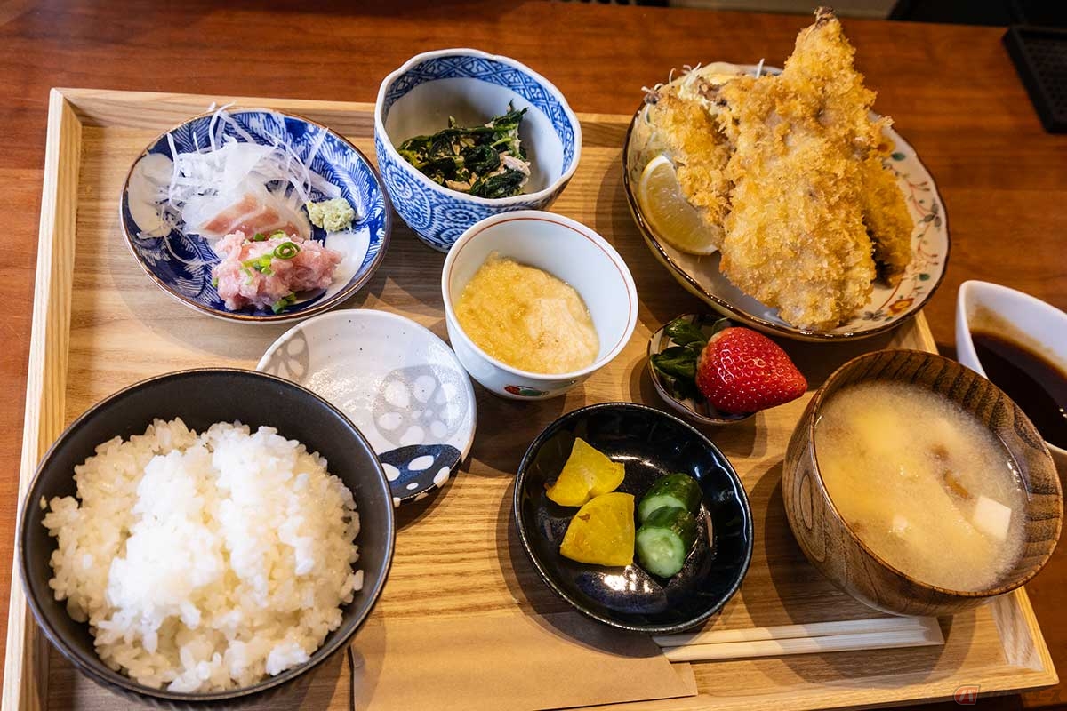 「オーサム」の「一匹半のアジフライ定食」。刺身や小鉢も付いてボリュームがある。とろろが嬉しい