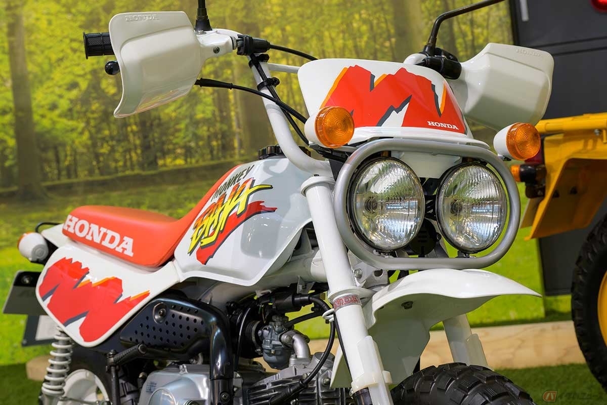 1991年に発売されたホンダ「モンキーBAJA(バハ)」は、15Wのランプを2個組み合わせたデュアルヘッドライトが特徴