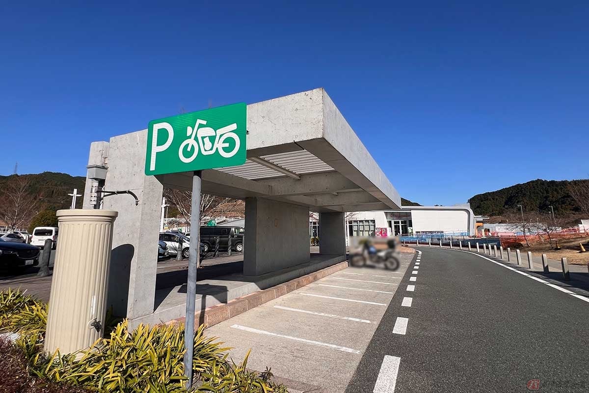 鉄筋コンクリート造りの屋根付き2輪駐輪場が特徴的。ここに愛車を停めて、「KUSHITANI PERFORMANCE STORE 清水」に展示されているバイクを見学するのもライダーの楽しみ