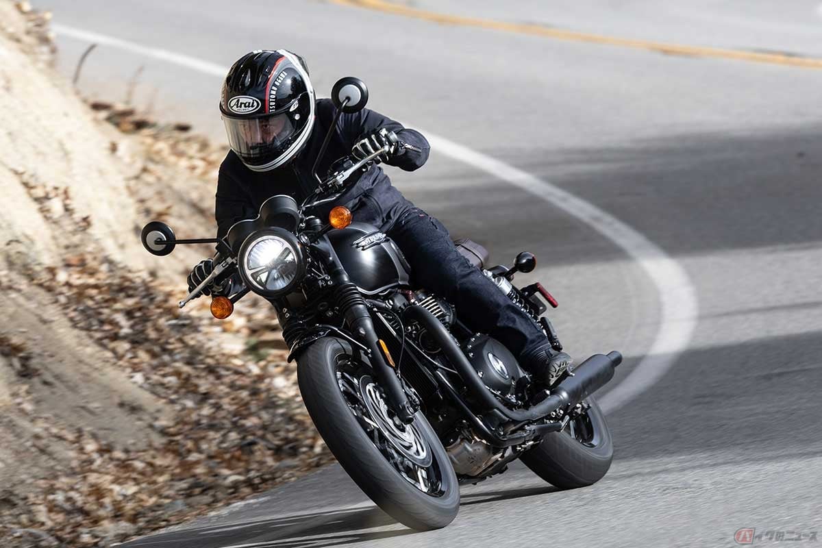 トライアンフ新型「BONNEVILLE T120」(2026年モデル)に試乗する筆者(小川勤)