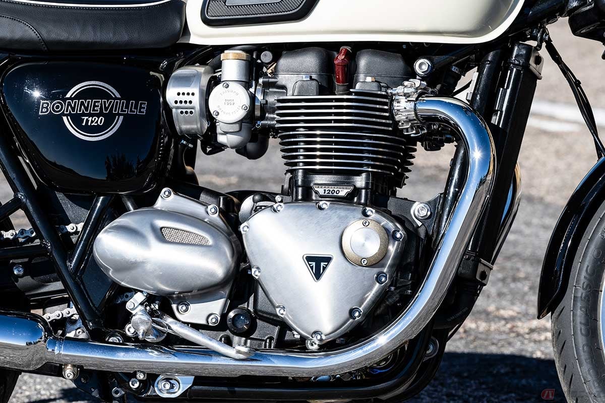 水冷4ストローク並列2気筒SHOC4バルブエンジン。270度位相クランクを採用した不等間隔爆発が扱いやすさと速さを約束します。最高出力は80ps/6550rpm、最大トルクは105Nm/3500rpmを発揮