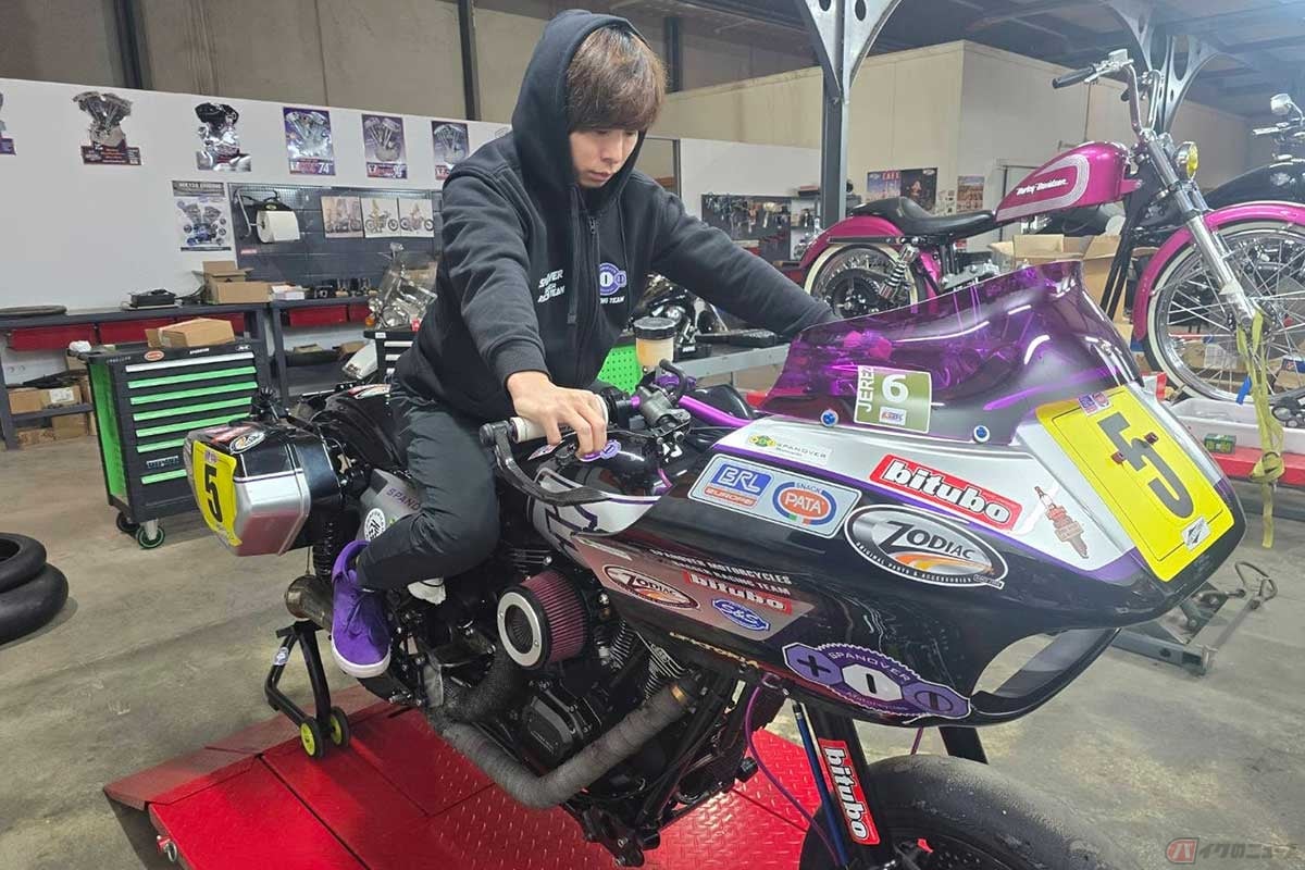 チームのワークショップでバイクの調整を行う石塚健選手