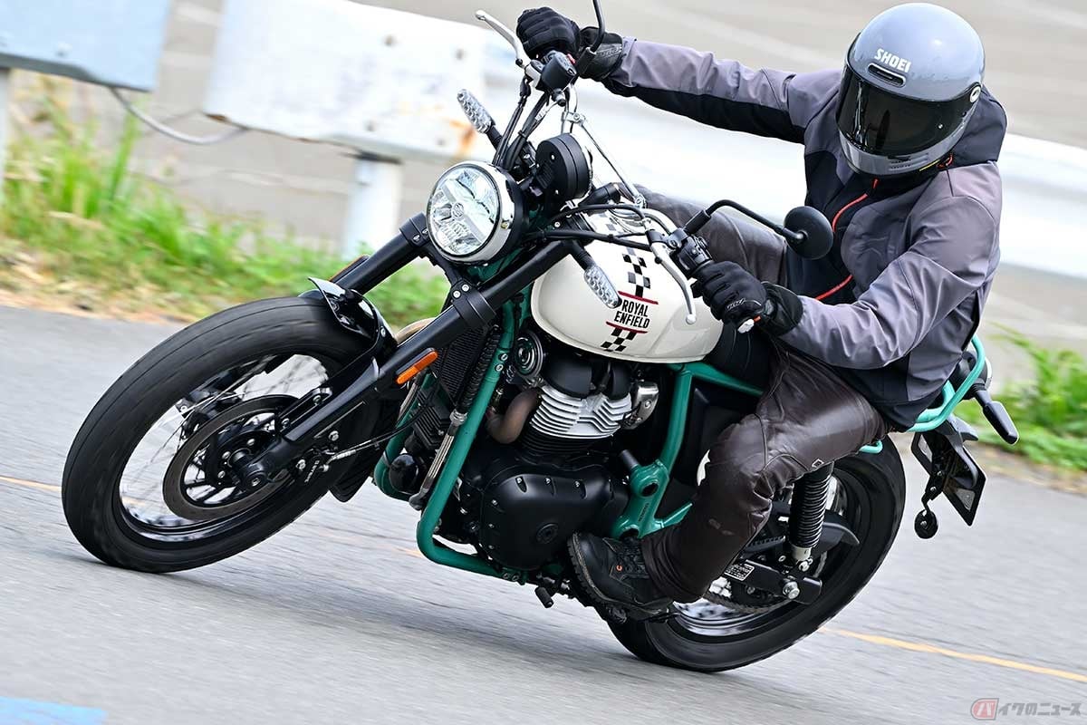 ロイヤルエンフィールド「BEAR 650」に試乗する筆者(中村友彦)