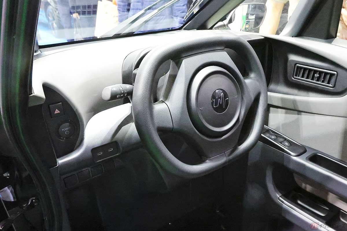 クルマ同様にステアリングを操作。車速とステアリングの角度によって、自動で車体が傾きます