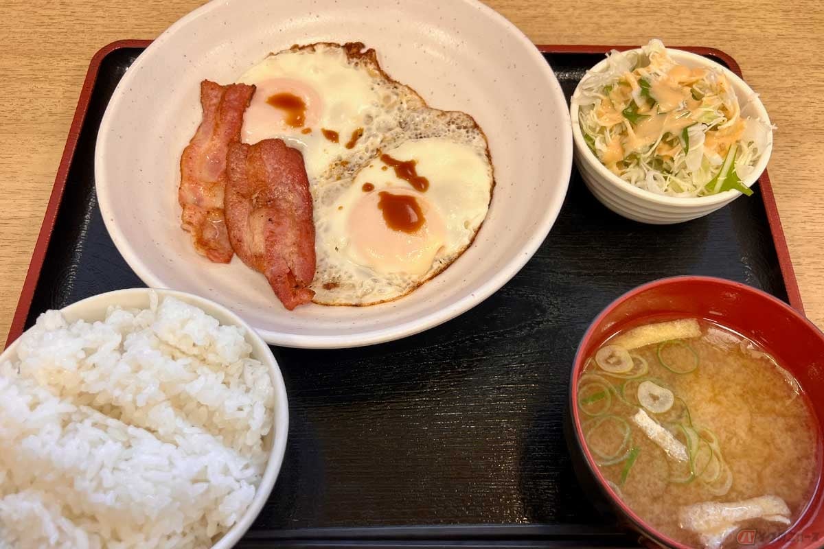 第二神明道路「垂水PA」(下り)で朝食メニューの「目玉焼き定食」(600円)を実食。目玉焼きもベーコンもダブルなのが嬉しい