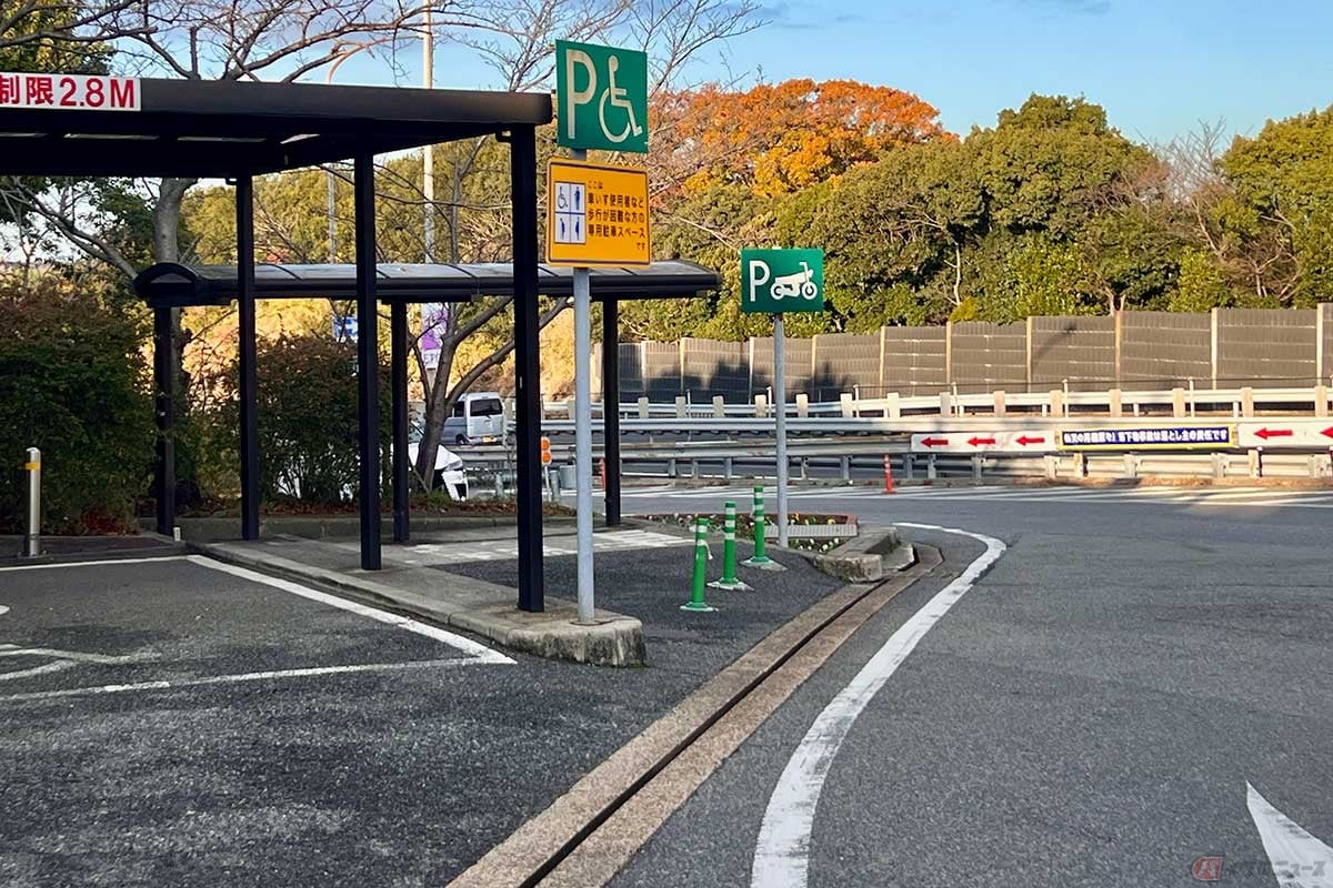 建物から少し離れているが、屋根が設置された2輪専用の駐車スペースも確保されている