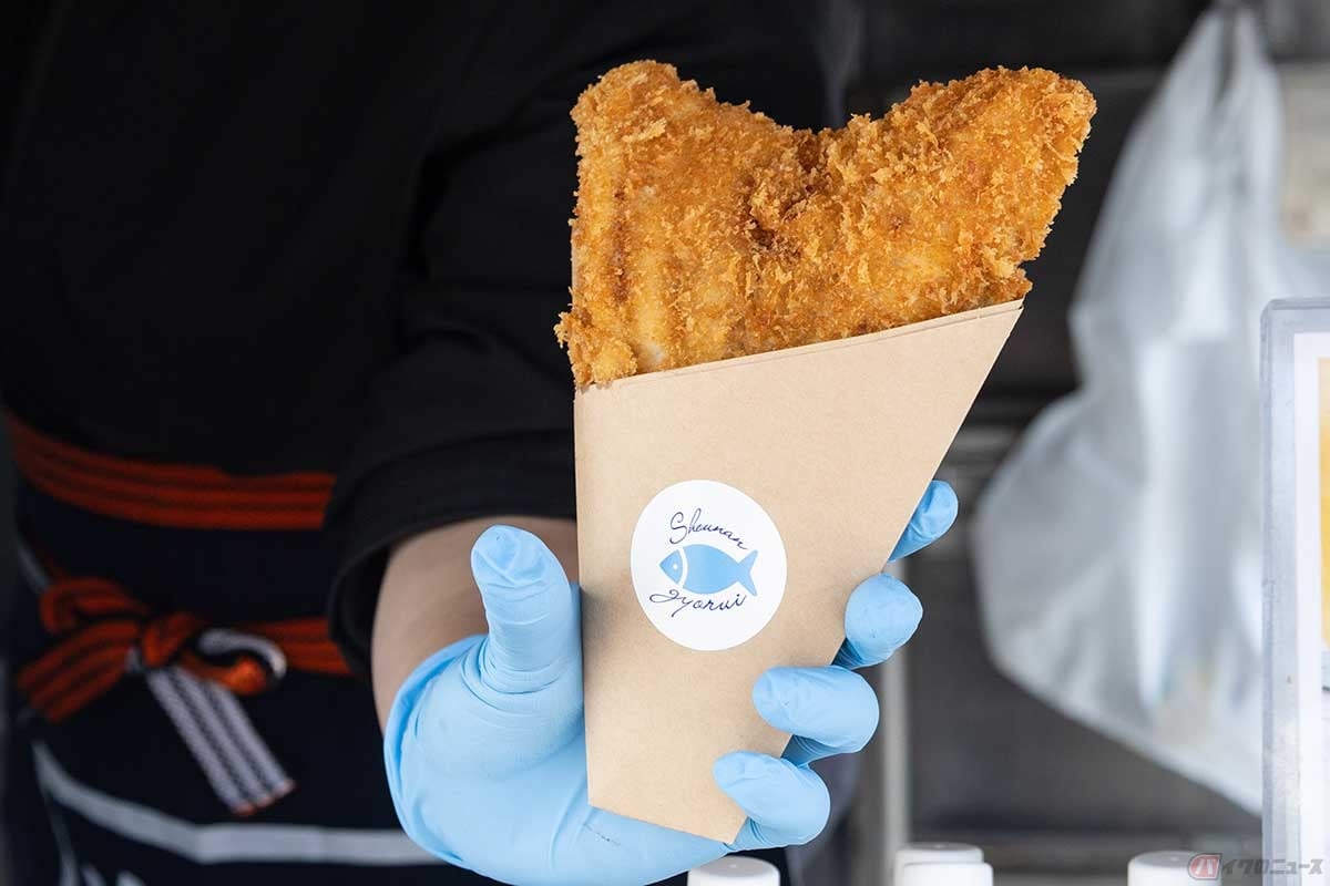 「湘南魚類」はキッチンカーの中で調理するので、揚げたて熱々のアジフライをイベントで楽しめる