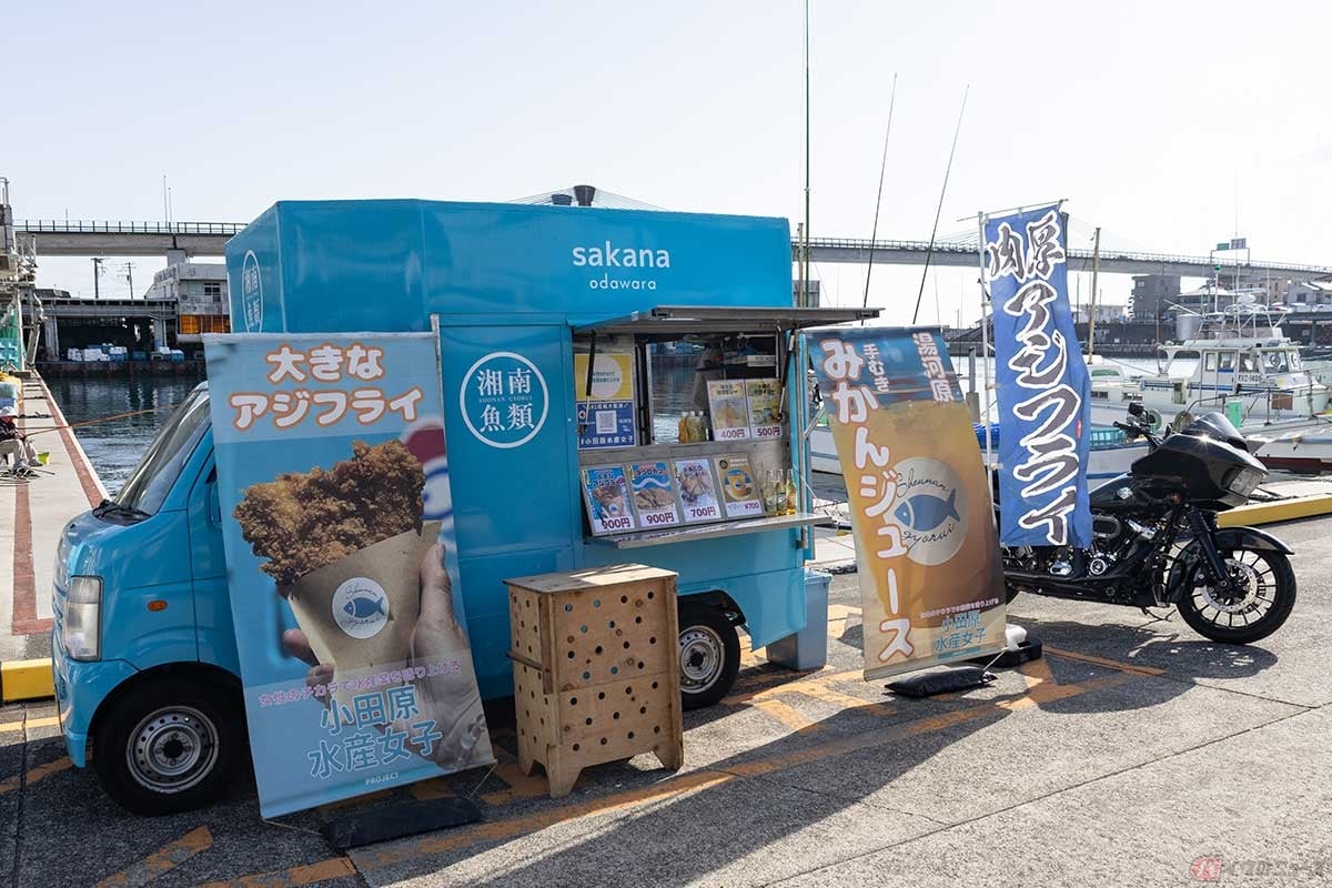 神奈川県を中心に、東京都や静岡県のイベントに出店している「湘南魚類」のキッチンカー。鮮やかなブルーが目印