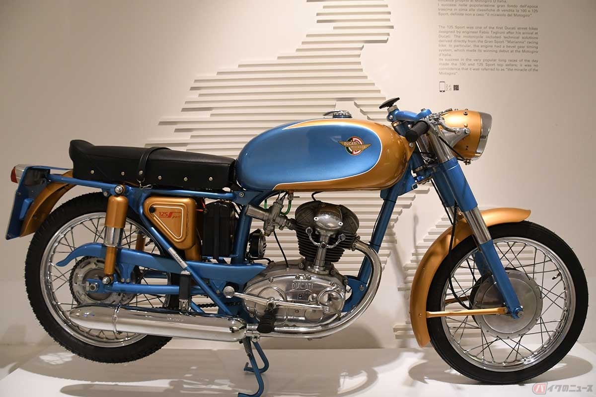 ドゥカティ「125 Sport」は、名デザイナーであるファビオ・タリオーニがドゥカティに加わって初めて設計した市販車。また、レーシングマシンの技術が取り入れられた初期の市販車でもあった。人気を博したモデルだったという