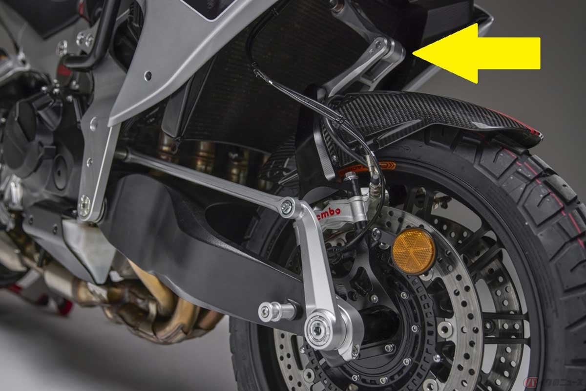 「Tesi H2 TERA」は、ハブの側面に接合されたブレーキキャリパー上部に設けたパンタグラフ状のリンク(黄矢印)を介してハンドルと繋がる。「Tesi H2」よりシンプルな構造