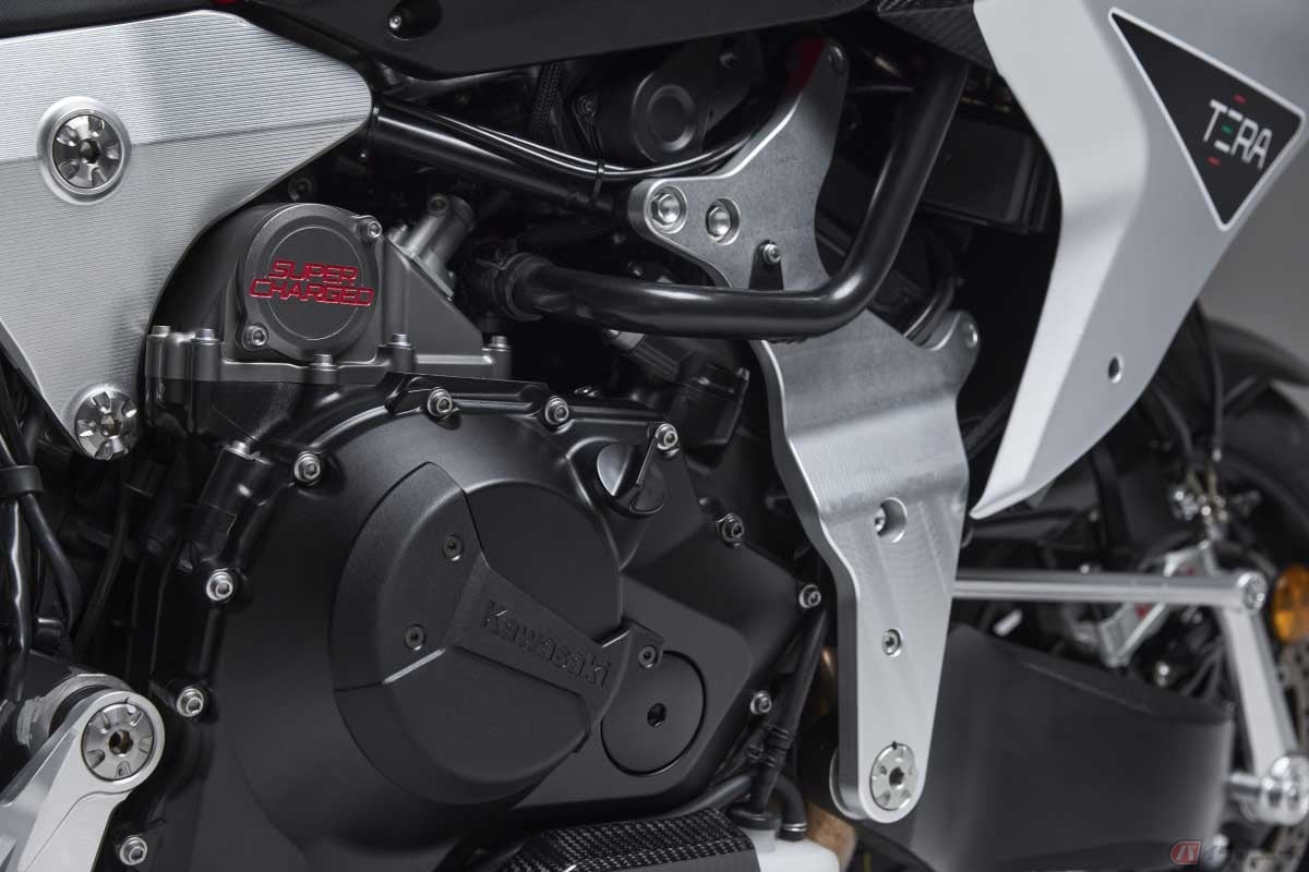 「Tesi H2 TERA」のハブセンターステアリングを締結するアルミ製のプレート部分。エンジンの形状に合わせて、巨大なアルミの塊から削り出して製作される