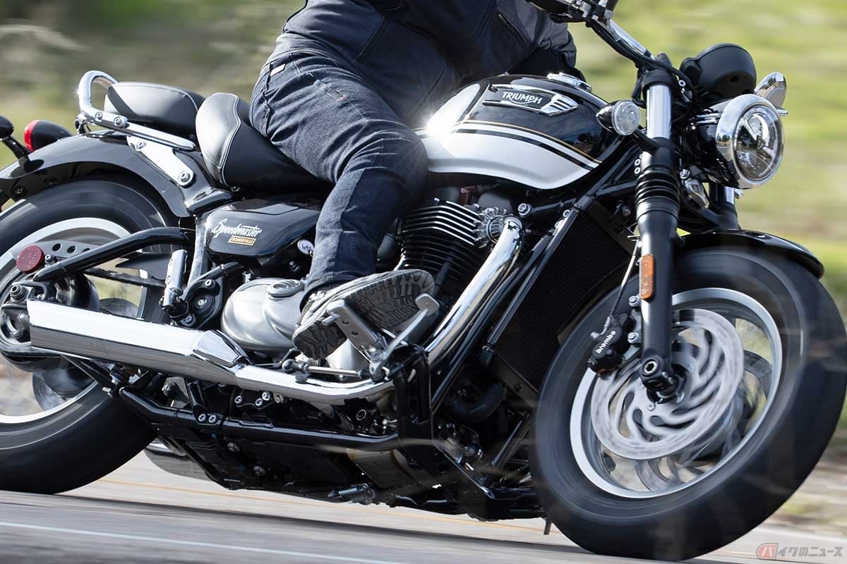 トライアンフ新型「BONNEVILLE SPEEDMASTER」(2026年モデル)。プラットフォームは「BONNEVILLE BOBBER」と共通ながら、全く別のコンセプトで作り分けられています