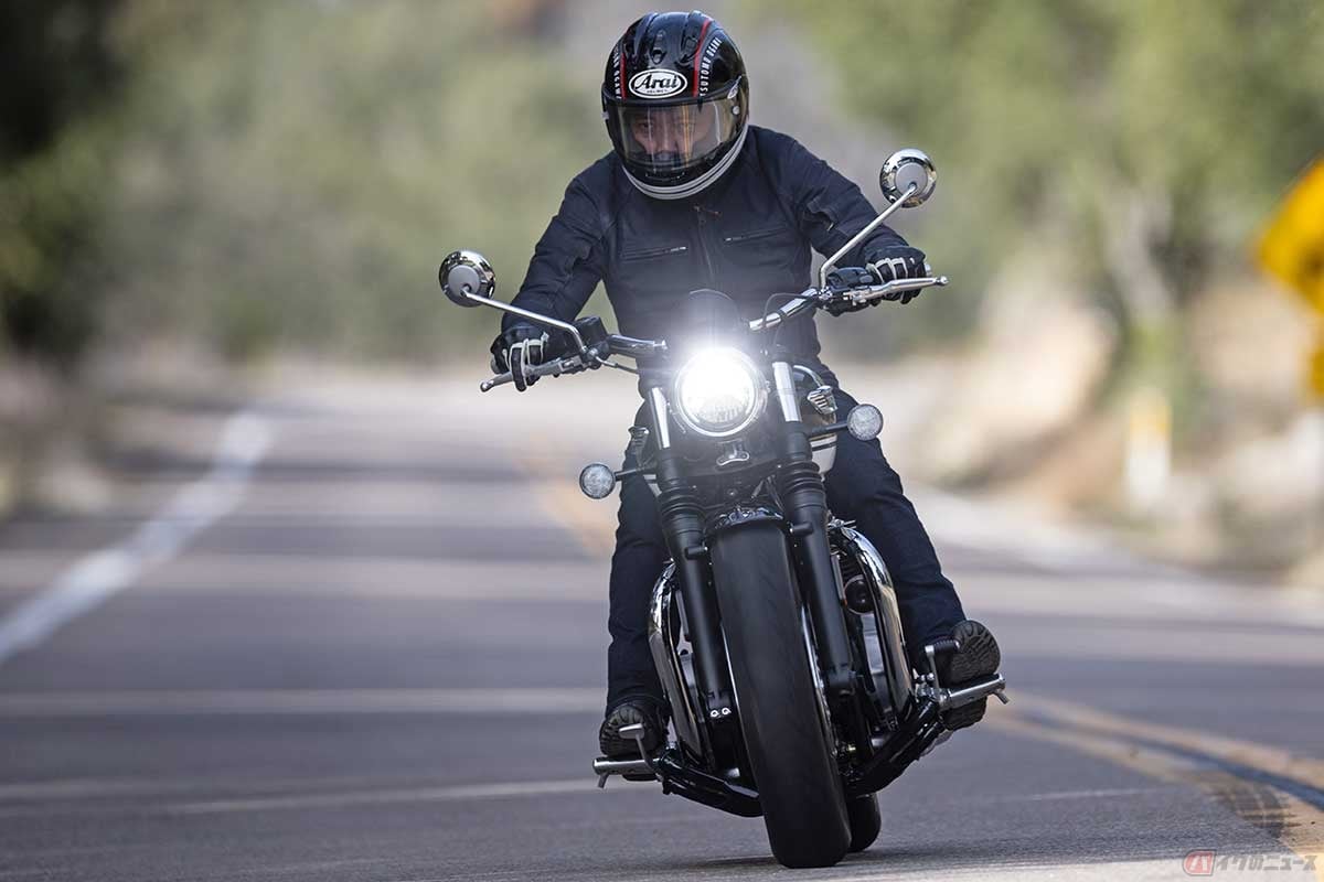 トライアンフ「BONNEVILLE SPEEDMASTER」に試乗する筆者(小川勤)。ハンドルが低くなったことで、コーナリング時の一体感が向上しています