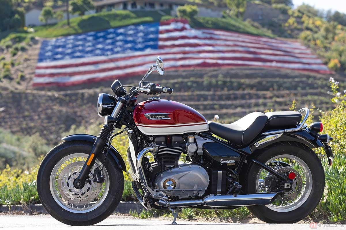 クラシカルなクルーザースタイルを持つ「BONNEVILLE SPEEDMASTER」。真横から見るとリアサスペンションがないように見えるハードテールが特徴です