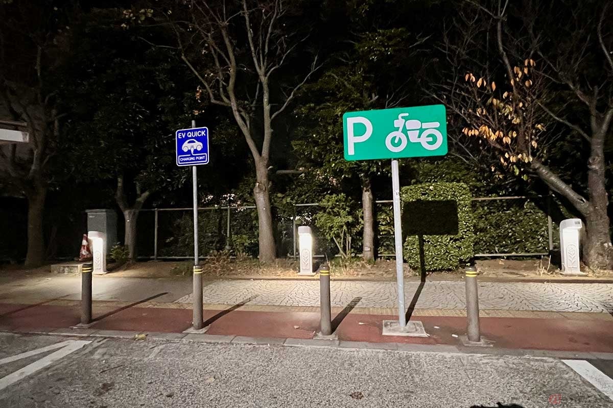 屋根は無くスペースも控え目な2輪専用の駐車スペースが残念だが、建物まではほぼ屋根の下を歩くことができる