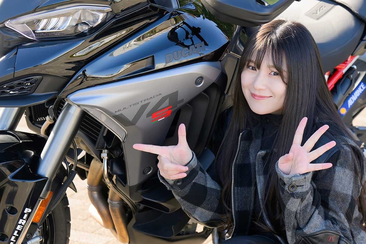 ドゥカティ「Multistrada V4 S」と、バイク女子の高梨はづきさん