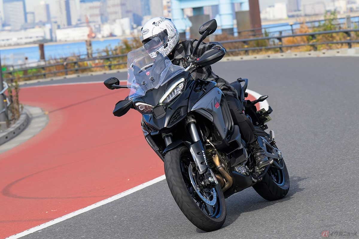 ドゥカティ「Multistrada V4 S」に試乗する高梨はづきさん。車重232kgで大きな車体なのに、動きは驚くほど軽やか