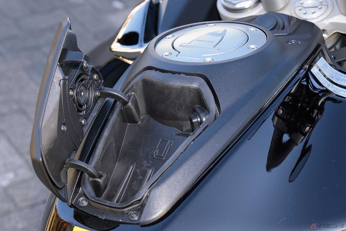 燃料タンクに装備された、充電も可能なスマートフォン専用の収納スペース。サイズはだいぶ小さめ