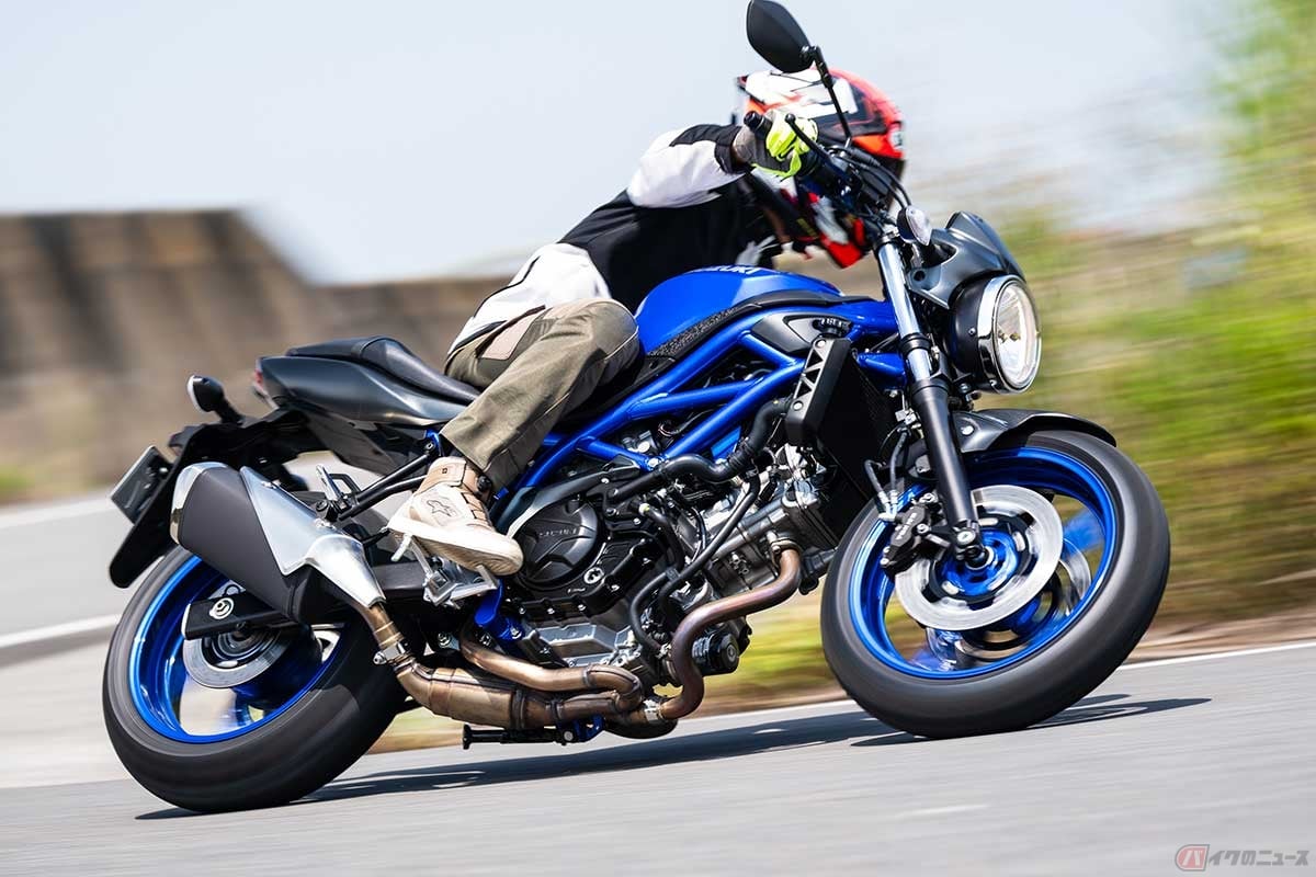スズキ「SV650 ABS」の生産終了を惜しみつつ、じっくりと試乗する筆者(青木タカオ)