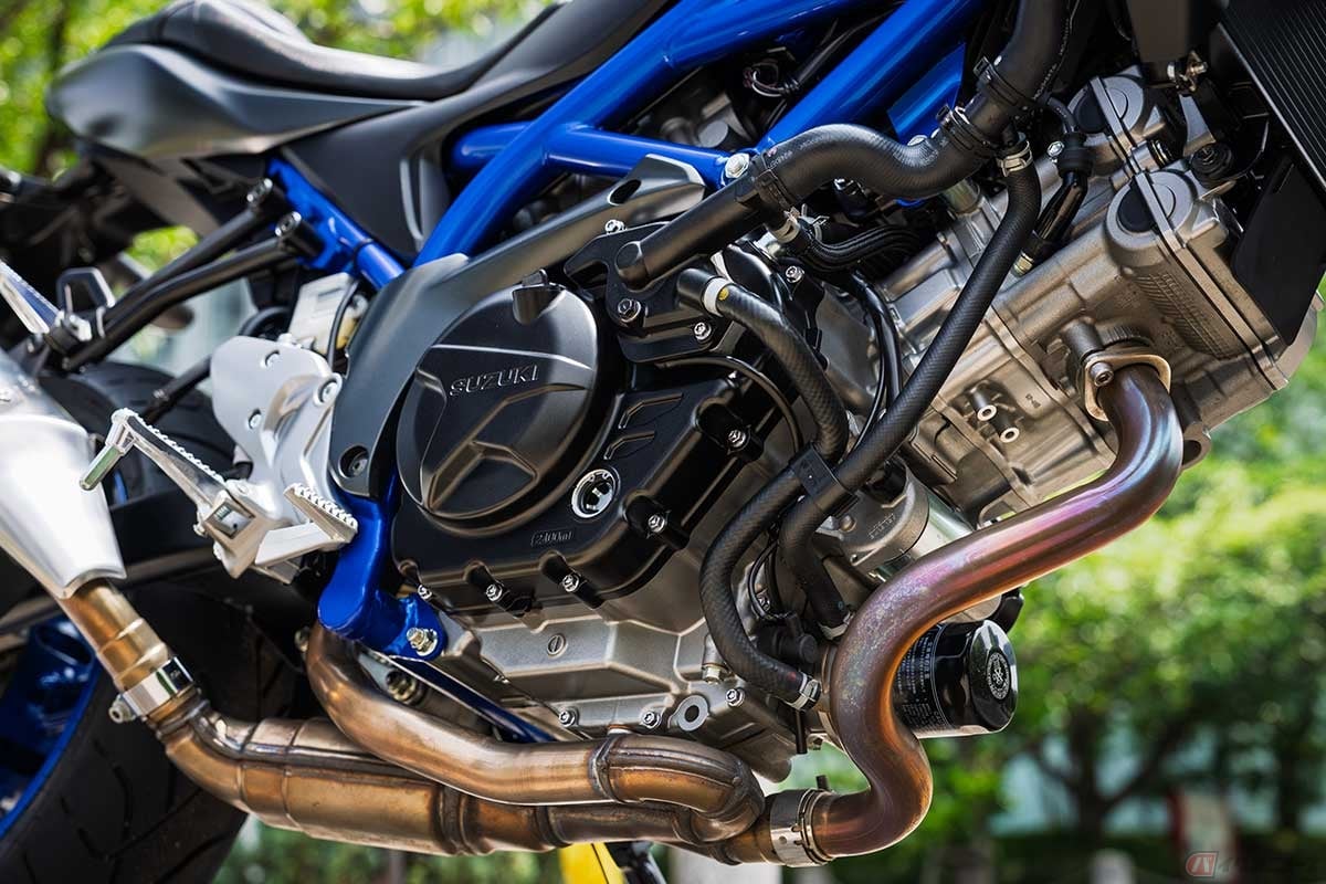 排気量645ccの水冷90°VツインDOHC4バルブエンジンを搭載するスズキ「SV650」価格(消費税10%込み)83万6000円