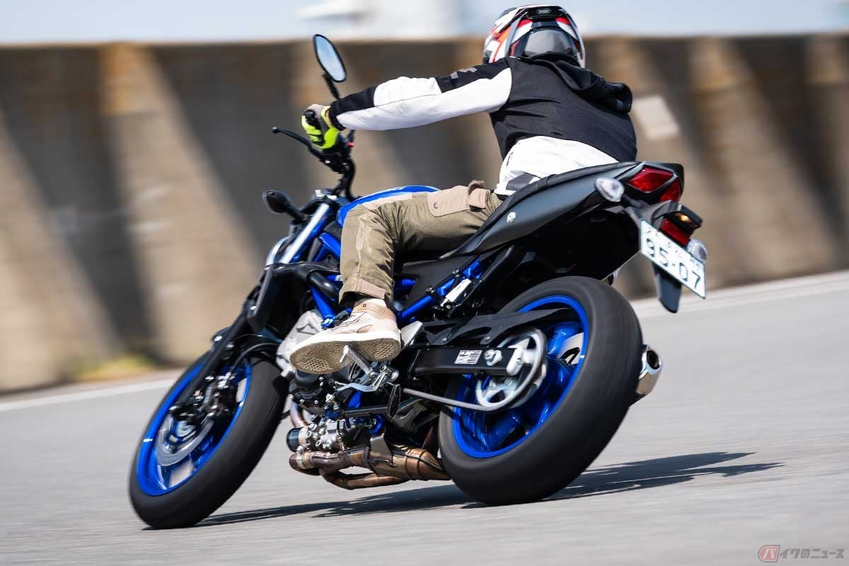スズキ「SV650 ABS」に試乗する筆者(青木タカオ)