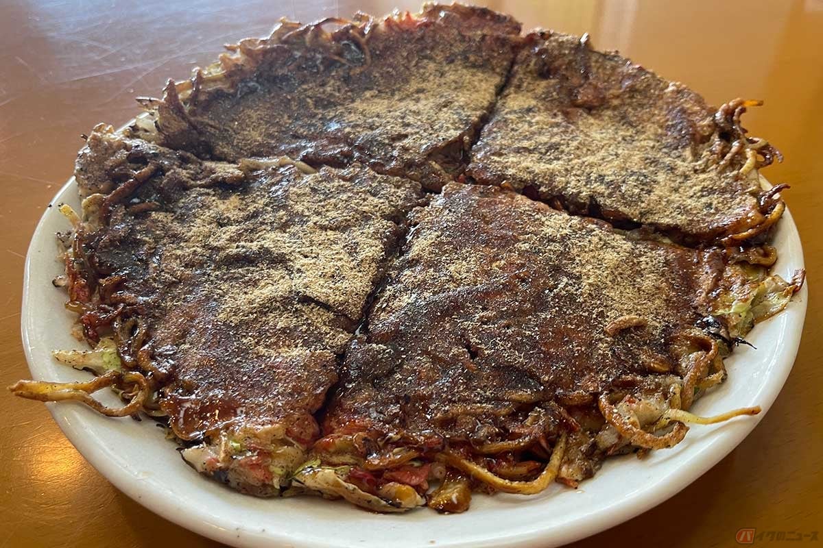 「はっちゃん」の「しぐれ焼き」は、いわば富士宮焼きそば入りのお好み焼き