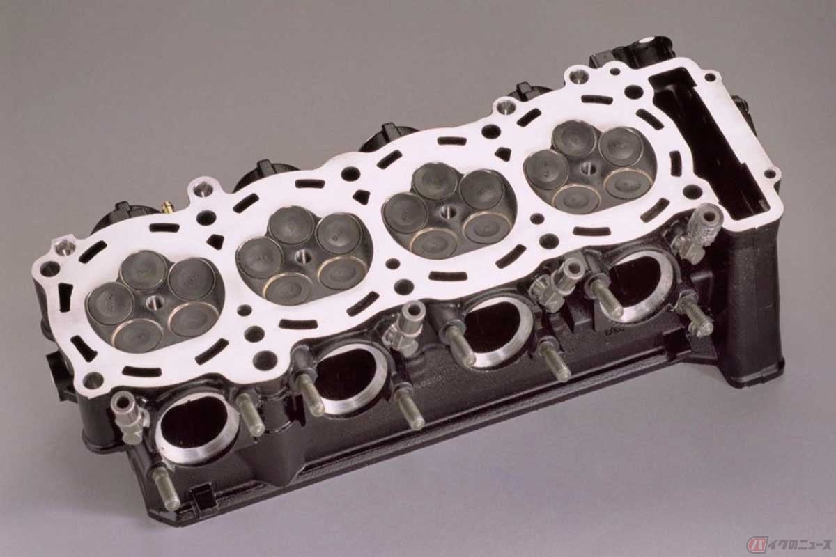 「YZF-R1」（2002年5PW型）の5バルブエンジンのシリンダーヘッド（燃焼室）