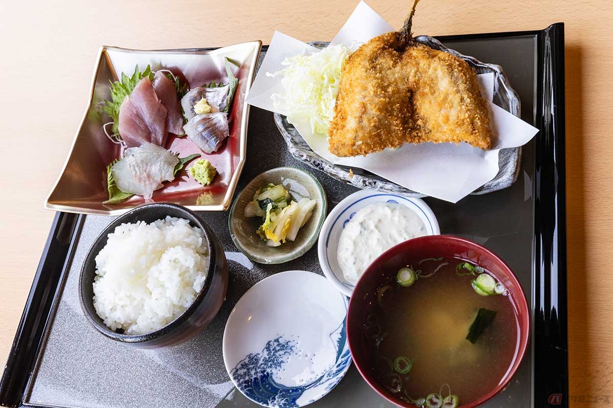 「漁船直送　辰清丸」の「刺身定食」は、3種の刺身定食の中で一番ベーシックなメニューながらボリュームたっぷり