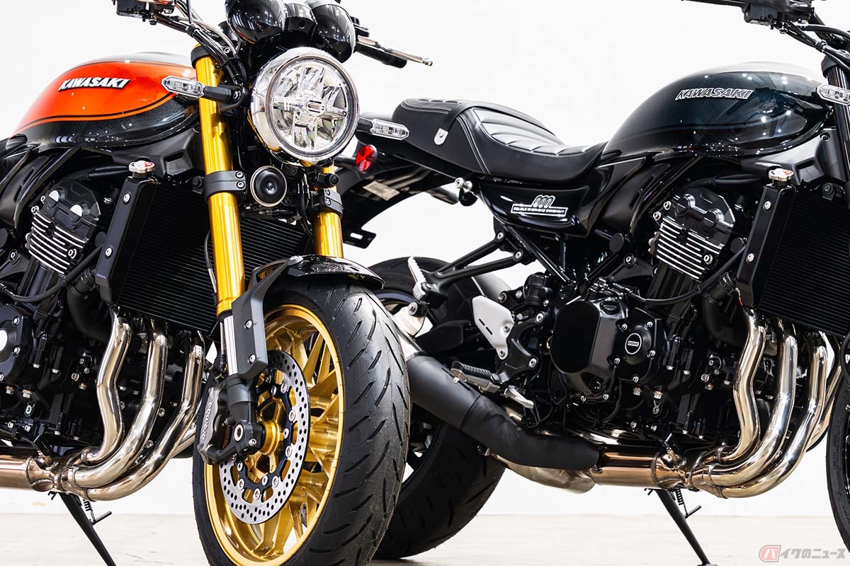 左からカワサキ「Z900RS SE」「Z900RS Black Ball Edition」2026年モデル