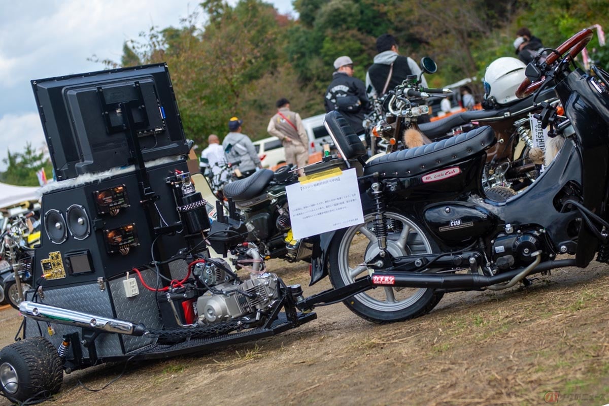 エンタメを詰め込んだとレーターを牽引するホンダ「リトルカブ」カスタム