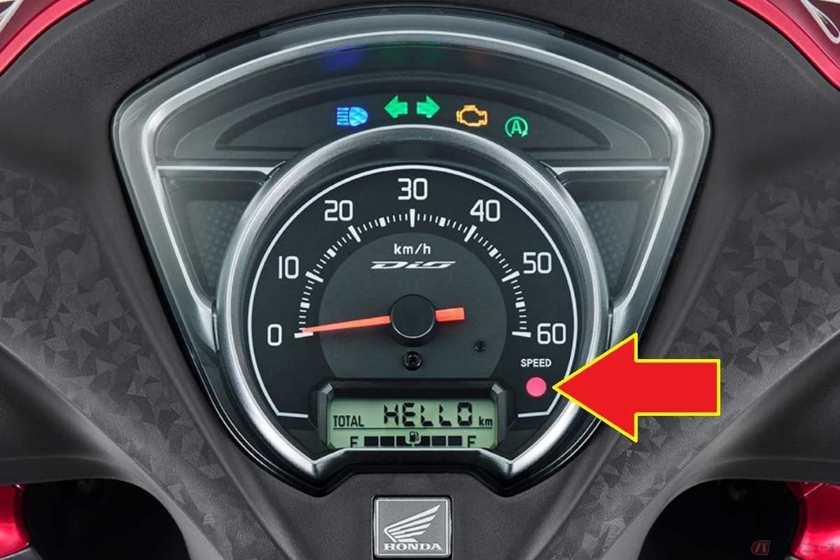 新基準原付の交通ルールは50cc(原付1種)と同じなので、最高速度は30km/h。ホンダの新基準原付はメーター内に30km/hで点灯する警告灯(矢印)を装備