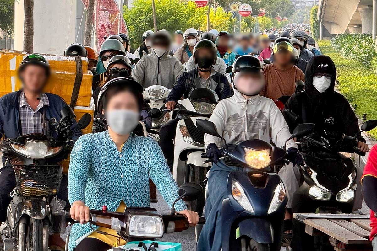 まさに「バイクの海」。バイク社会のベトナムの日常風景