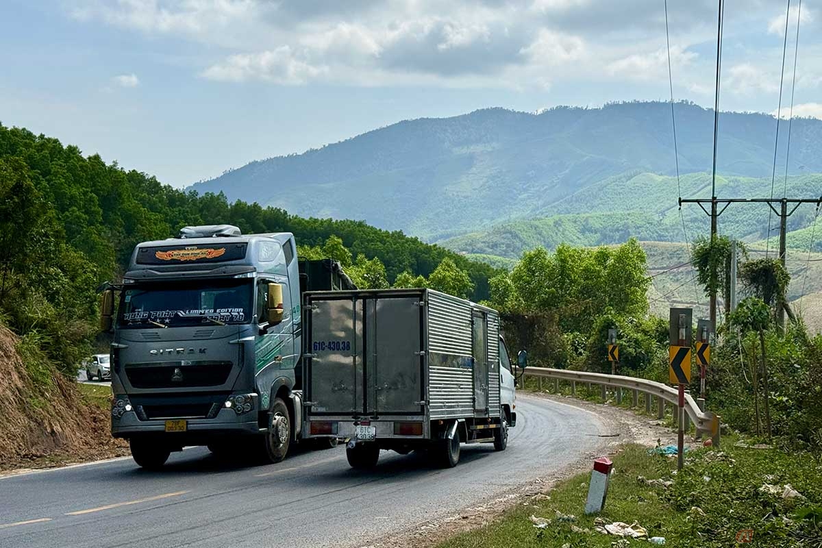 大型車両も「自分優先」で走ってくるので注意が必要です