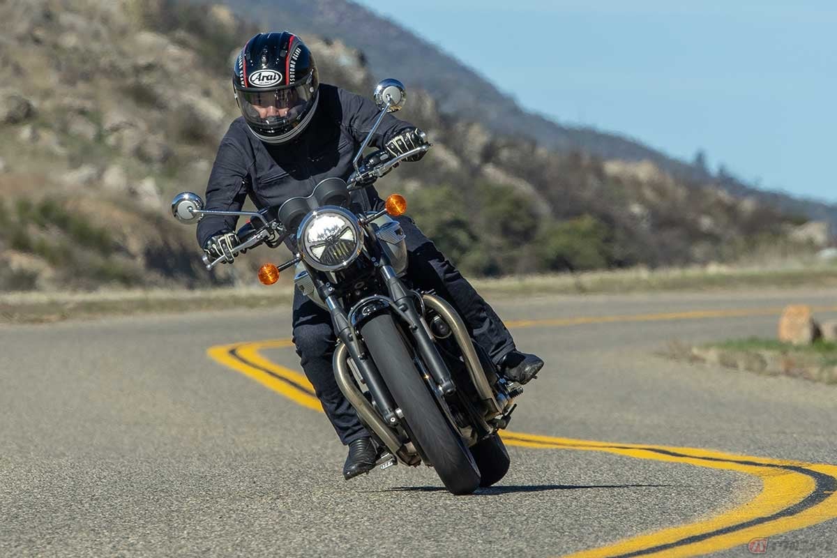 トライアンフ「BONNEVILLE T100(ボンネビルT100)」に試乗する筆者(小川勤)。スタイリングだけなく走りにも新しさと懐かしさが同居。「ボンネビルT120」と比較するとかなりコンパクトです